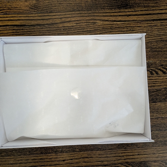 White Dior Gift Box with tissue, ribbon and envelope - Picture 3 of 9